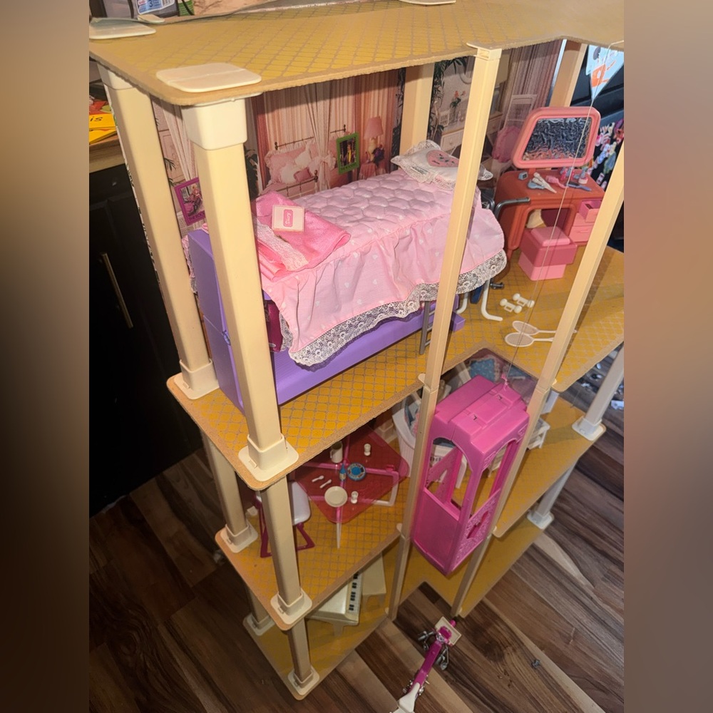 Mattel 1982 Pink Elevator Barbie Townhouse with Furniture & Accessories - Picture 15 of 16